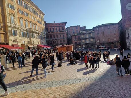 Gente in piazza del Campo a Siena dopo la nuova scossa di terremoto © ANSA