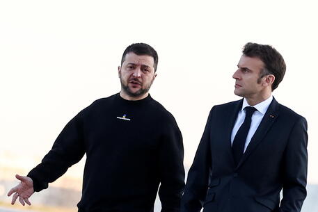 Volodymyr Zelensky insieme ad Emmanuel Macron © EPA