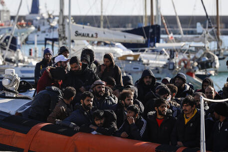 Migranti soccorsi dalla Guardia Costiera a Pozzallo © ANSA