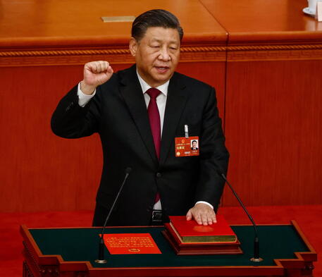 Il presidente cinese Xi Jinping giura sulla Costituzione nella Grande sala del popolo © EPA