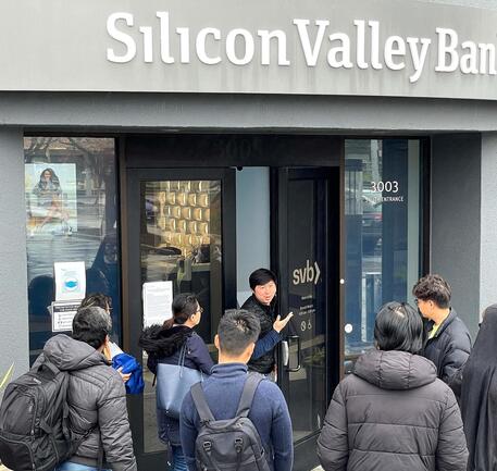 Persone in attesa all'esterno della sede centrale chiusa della Silicon Valley Bank  a Santa Clara, in California © Getty Images via AFP