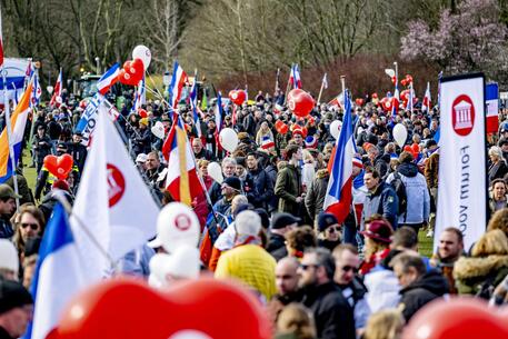 Olanda: oltre 10mila agricoltori in protesta contro governo - Europa - ANSA