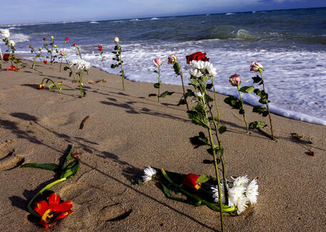 L'omaggio alle vittime sulla spiaggia di Cutro © ANSA