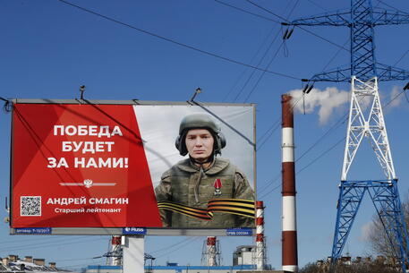 Un cartellone raffigurante un soldato russo a San Pietroburgo © EPA
