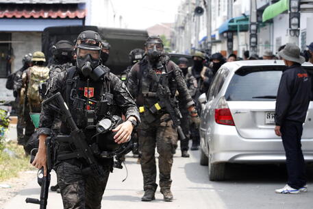 Forze di polizia in azione a bangkok © EPA