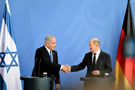 Il primo ministro israeliano Benjamin Netanyahu con il premier tedesco Olaf Scholz durante la sua visita a Berlino © EPA