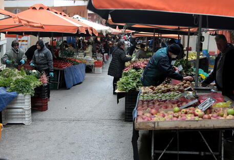 Mercato della frutta ad Atene © ANSA