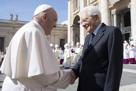 Papa Francesco con il presidente della Repubblica Sergio Mattarella © ANSA