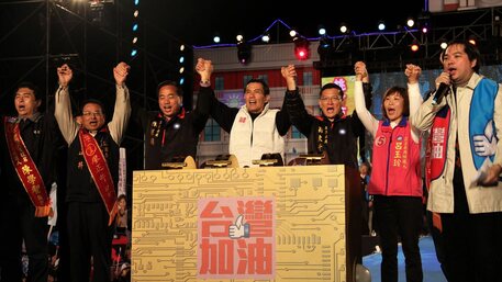 Ma Ying-jeou -al centro dell'immagine- durante un meeting elettorale © ANSA