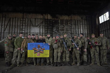 Ukraine's President Zelensky visits troops near the Donetsk frontline © EPA