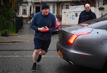 Johnson arriva davanti alla sua abitazione dopo aver fatto Jogging © EPA