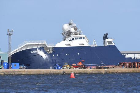 La nave inclinatasi sul fianco nel porto di Edimburgo © AFP