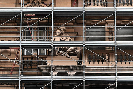 Ponteggi su palazzi per la ristrutturazione delle facciate a Genova in una foto d'archivio © ANSA