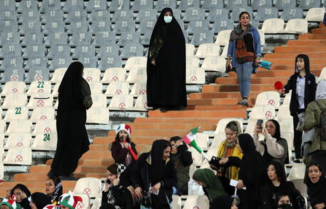 Donne velate allo stadio di Teheran © EPA