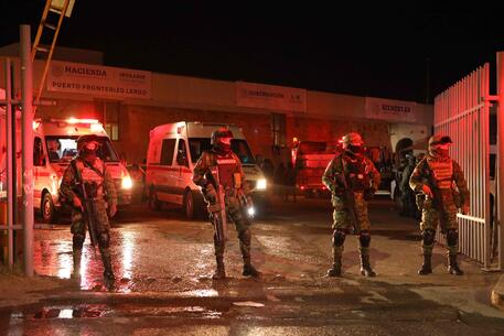 Le forze dell'ordine davanti al centro migranti di Ciudad Juarez © AFP