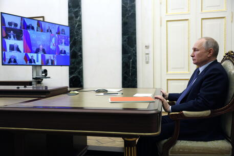 Il presidente russo Vladimir Putin durante l'incontro in video per il Consiglio di Sicurezza © EPA