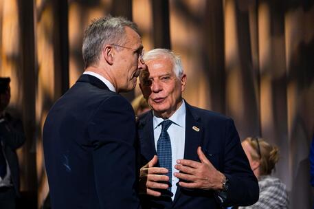 Borrell con il segretario Nato Stoltenberg. © AFP