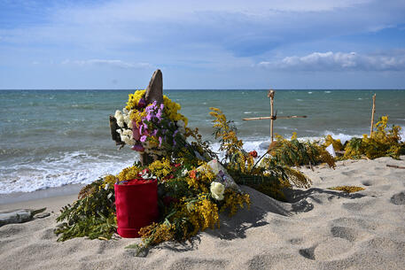 Naufragio migranti: croci sulla spiaggia di Cutro © ANSA