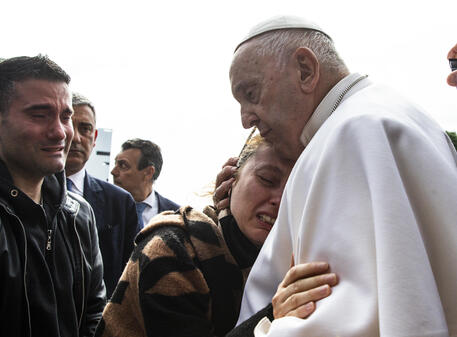 Papa Francesco abbraccia una donna all'esterno del Gemelli © ANSA