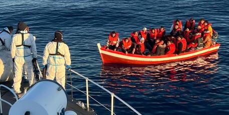 Il soccorso a un barcone di migranti © ANSA