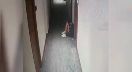 Il fermo immagine tratto da un video delle telecamere di sorveglianza dell'albergo pubblicato da Hurriyet © ANSA