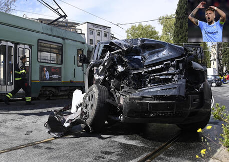 Ciro Immobile, l'auto distrutta, il tram © ANSA