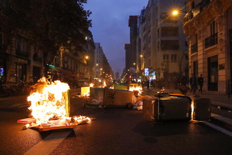 Cassonetti in fiamme a Parigi contro la riforma delle pensioni © EPA