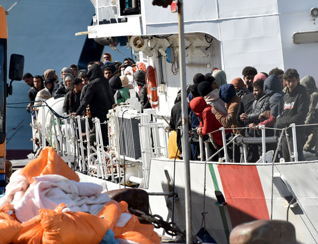 Sbarco migranti nel porto di Catania © ANSA