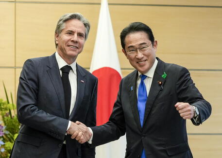 Il premier giapponese Fumio Kishida con il segretario di Stato Usa Anthony Blinken © EPA