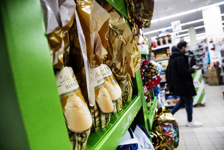 Uova di Pasqua e Colombe pasquali in vendita in un supermercato © ANSA