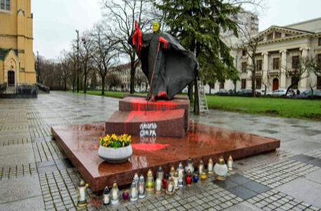 Il monumento a Wojtyla profanato a Lodz, in Polonia © ANSA