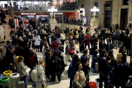 Folla alla stazione di Milano centrale © ANSA