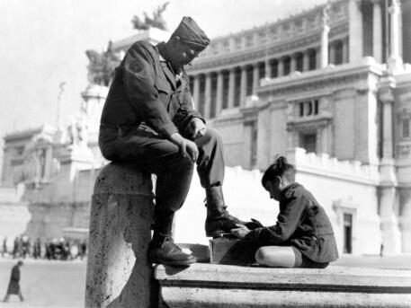 Uno sciuscia con un militare statunitense a piazza Venezia e Roma dopo la Liberazione avvenuta nel 1945 © ANSA