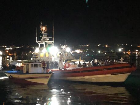 Uno dei 21 sbarchi nel giro di 24 ore a Lampedusa © ANSA