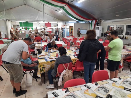 Primi italiani arrivati alla mensa della base italiana a Gibuti © Ansa