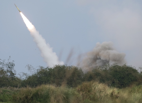Il lancio di un razzo del sistema Himars © ANSA