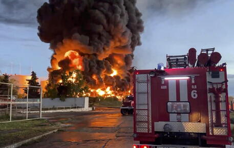 L'incendio del deposito di petrolio di Sebastopoli © EPA