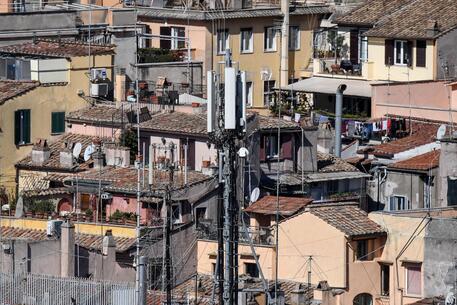 Ripetitore di telefonia mobile sui tetti del centro di Roma © ANSA 