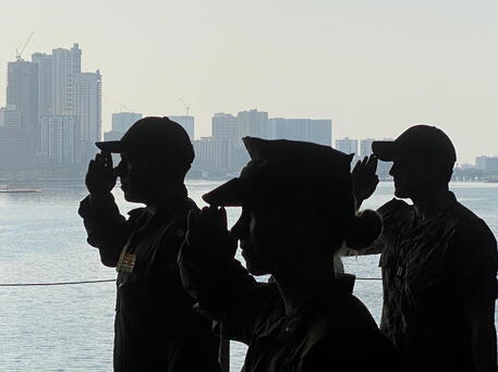 Marinai della Marina degli Stati Uniti nel porto di Manila © ANSA 