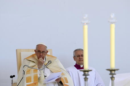 Papa Francesco durante la messa in Piazza Kossuth Lajos, a Budapest © EPA