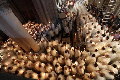 La processione al Santo Sepolcro di Gerusalemme © EPA
