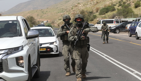 Soldati israeliani vicino al luogo dell'attentato © ANSA