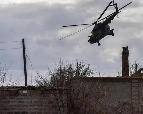 Il volo di un elicottero nell'Ucraina orientale © EPA