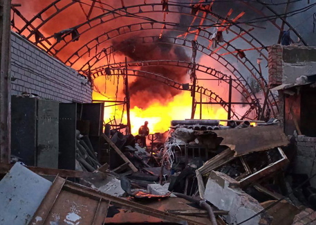 Gli effetti di un attacco missilistico russo nel sud-est ucraino © ANSA