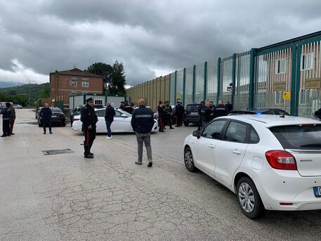 Le forze dell'ordine circondano il carcere di Avellino © ANSA