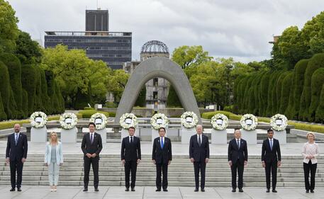 I partecipanti al vertice G7, davanti al Peace Memorial Museum di Hiroshima. © EPA
