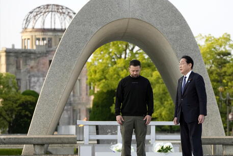 Zelensky con Kishida, durante la visita al Memoriale di Hiroshima © EPA