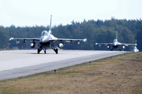 Gli F-16 in fase di partenza © EPA