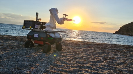 Un robot con l'IA raccoglie i rifiuti sulle spiagge - Sicilia - ANSA.it