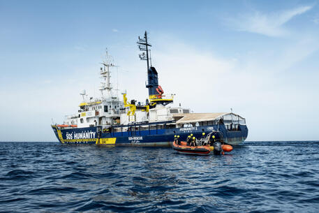 La nave Humanity 1 con 88 persone a bordo recuperate a Tobruk, in Libia © ANSA